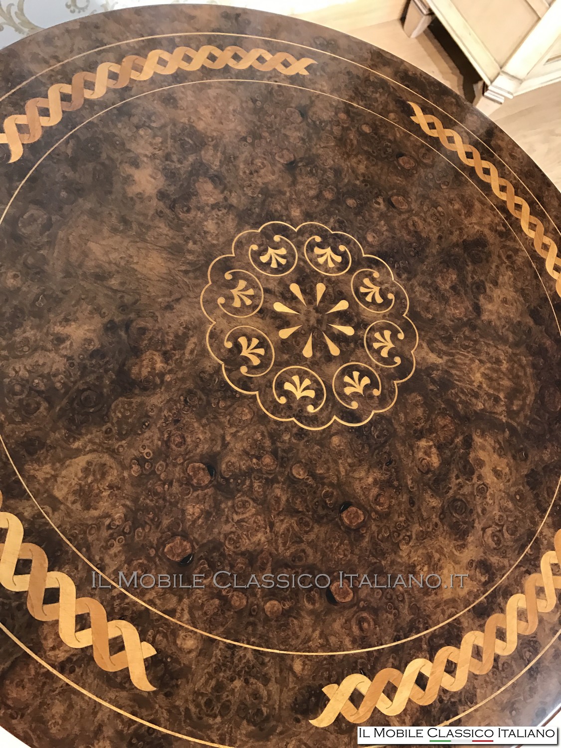 Tavolino classico da salotto rotondo personalizzato